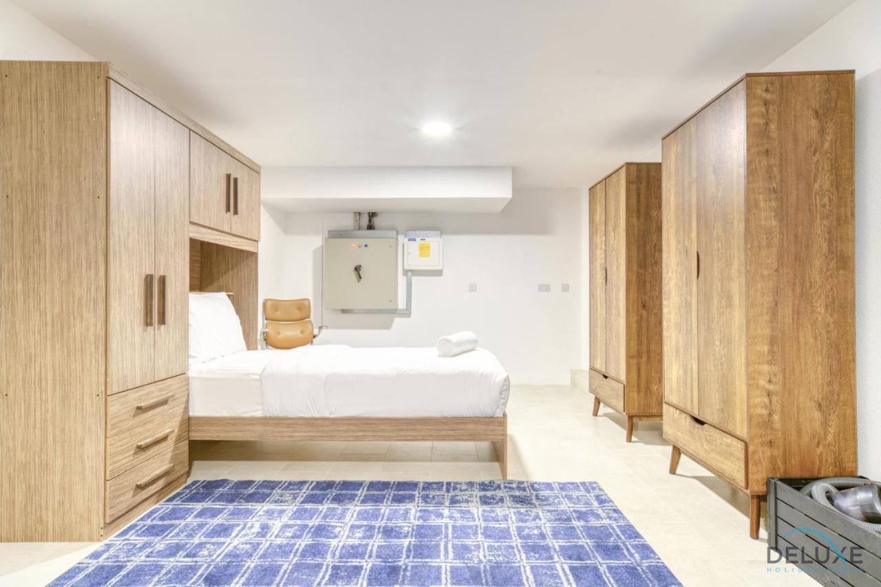 Distinguished 4br With 2 Assistant's At Marinascape Marina By Deluxe Villa