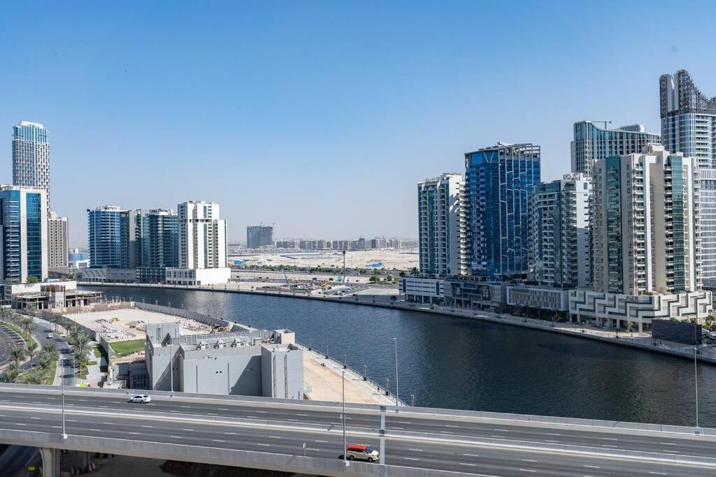 Modern Studio With Prime View Of Canal Apartment