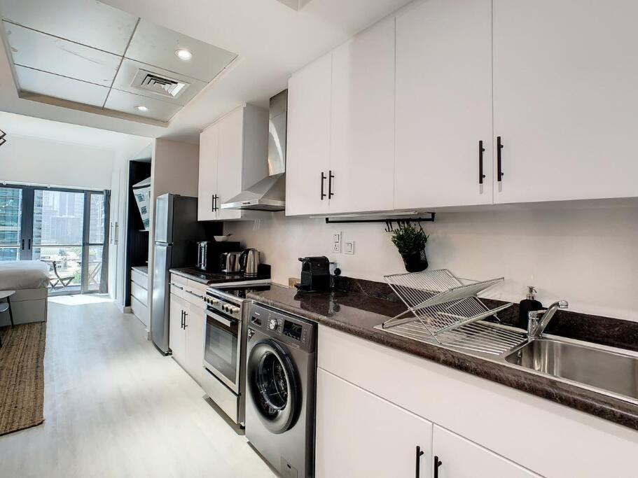 Luxury Modern In Jlt With Amazing View & Rooftop Pool - Sleeps 3 Apartment *