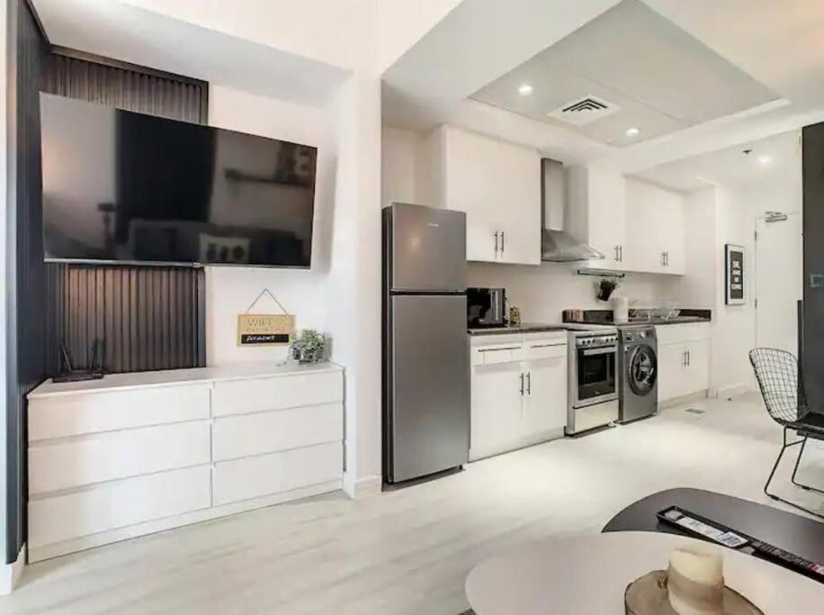 Luxury Modern In Jlt With Amazing View & Rooftop Pool - Sleeps 3 * Dubai