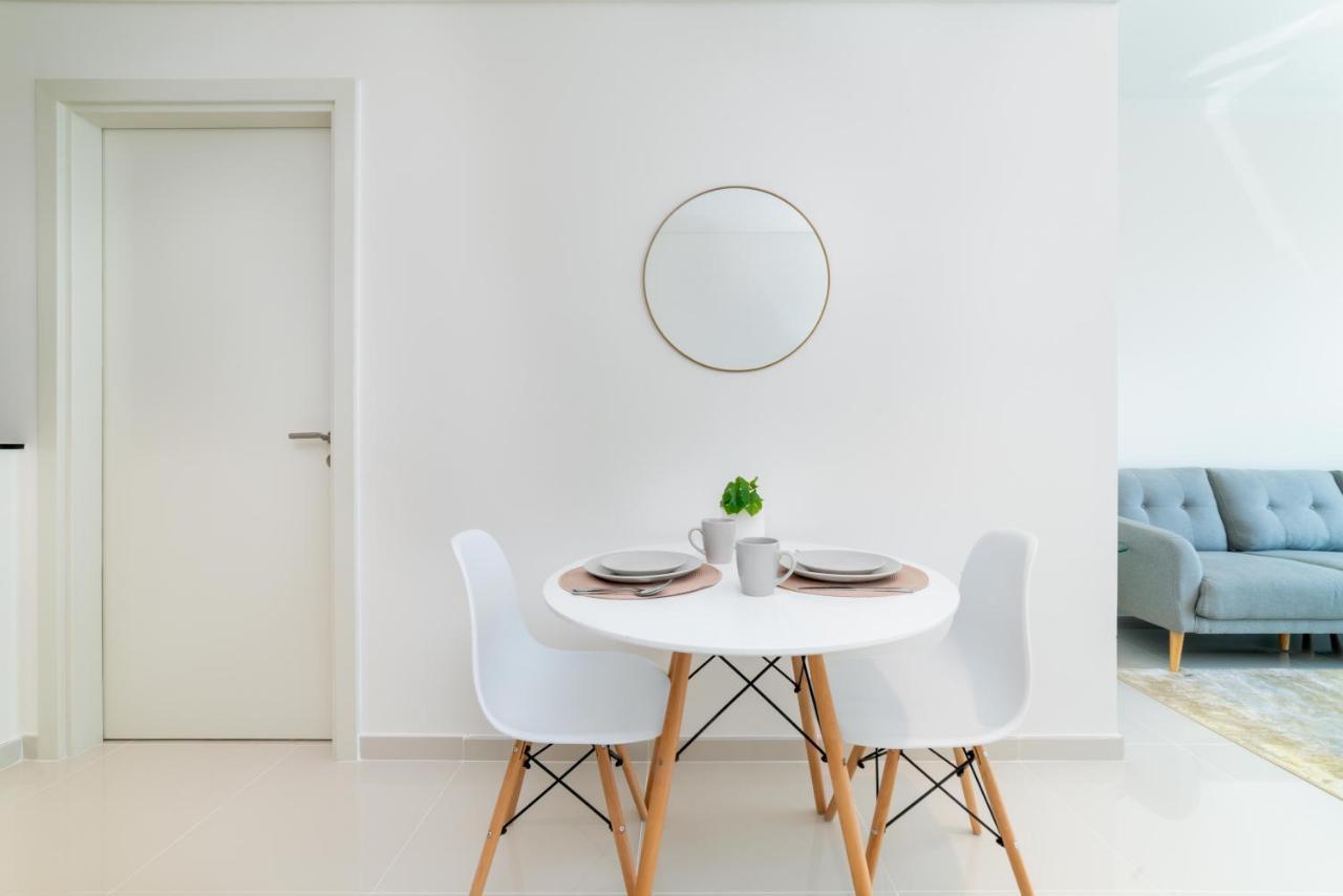 Immaculate 1br At Carson C *