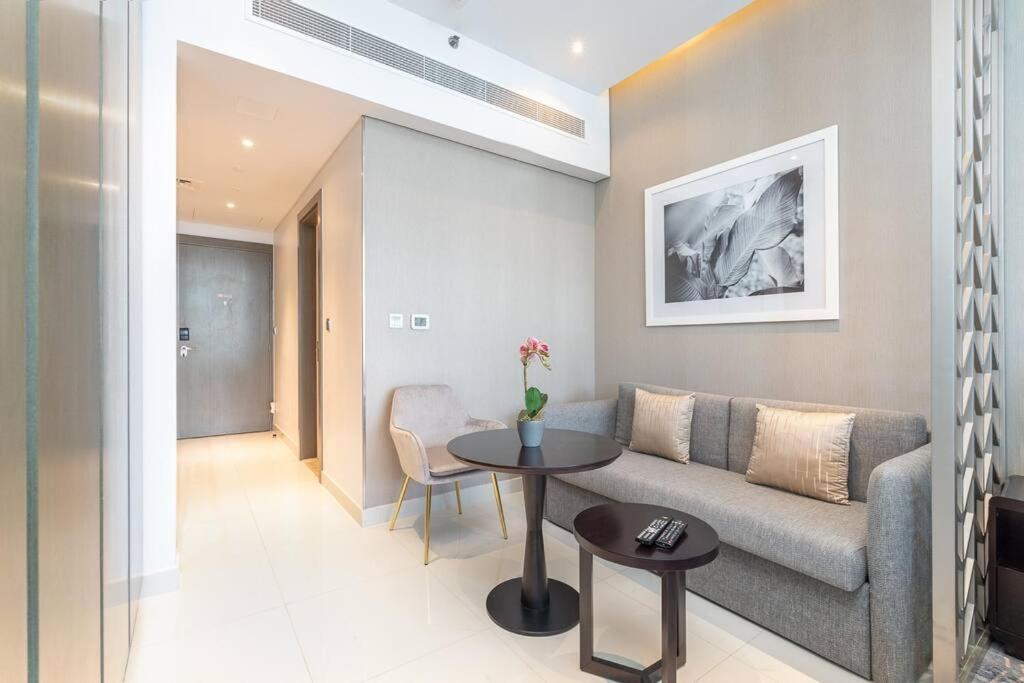 Modern Studio With Prime View Of Canal Apartment