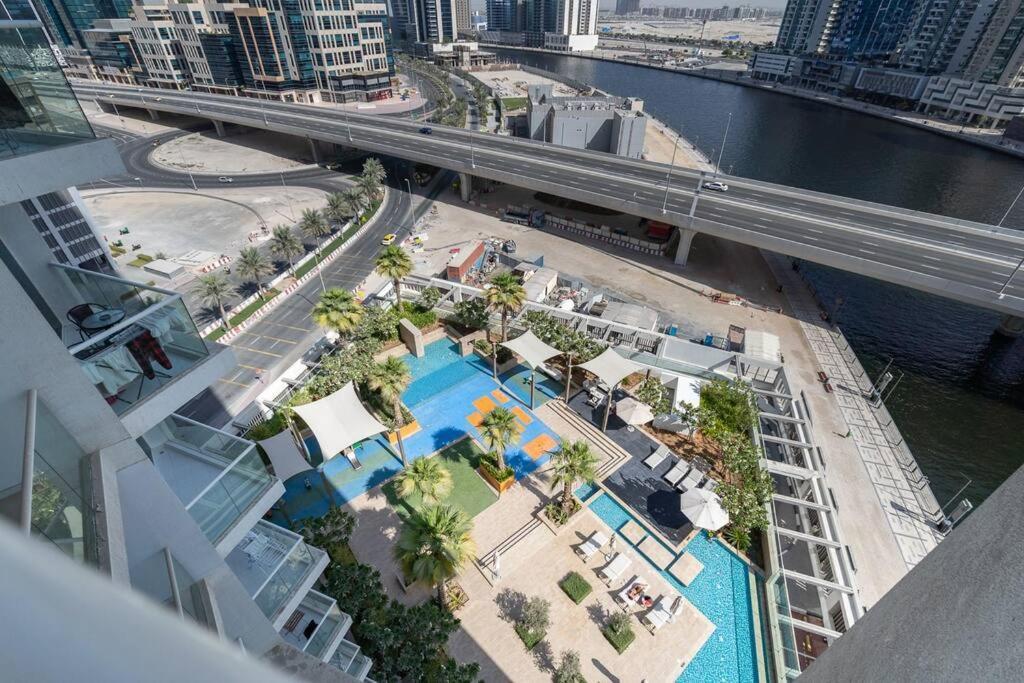 Modern Studio With Prime View Of Canal *