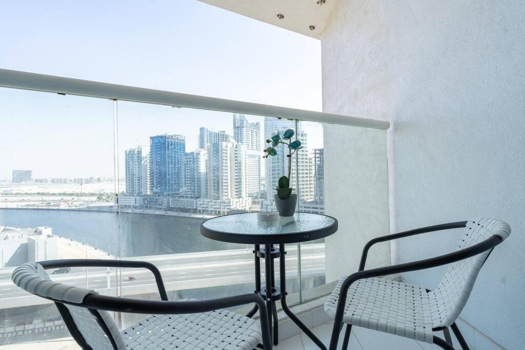 Modern Studio With Prime View Of Canal Apartment Dubai