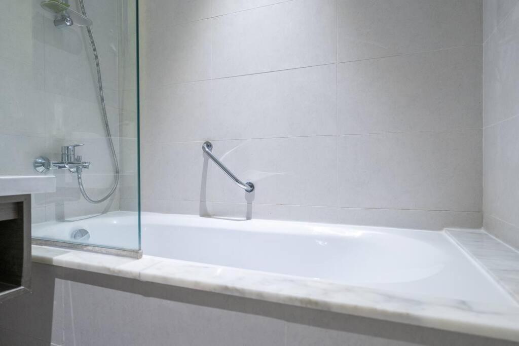 Apartment Modern Studio With Prime View Of Canal Dubai