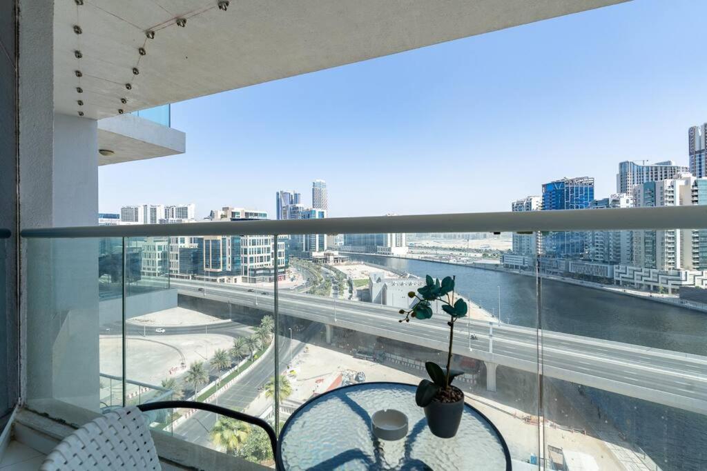 Modern Studio With Prime View Of Canal Apartment