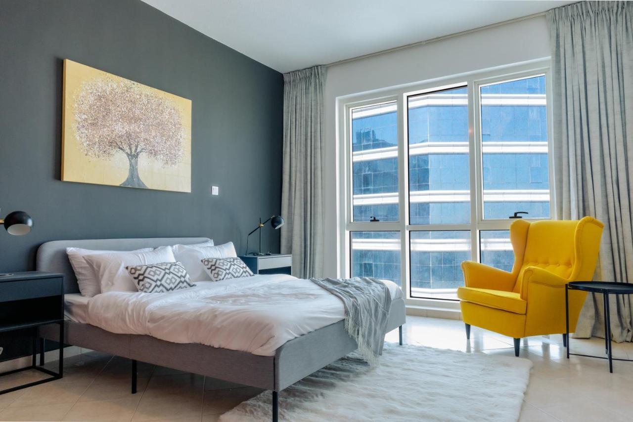 Stunning 2 Bedroom Overlooking Lake *