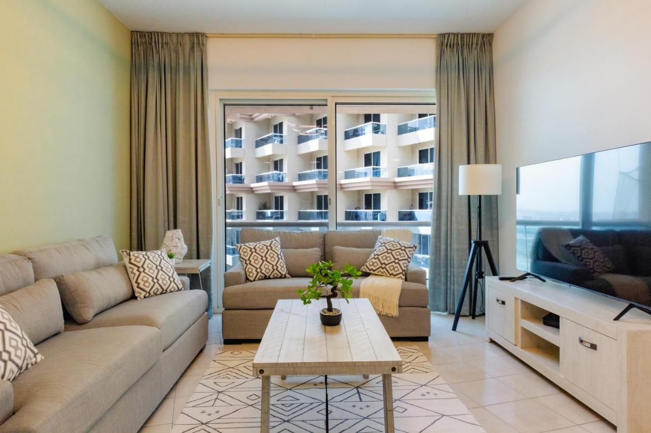 Stunning 2 Bedroom Overlooking Lake Apartment