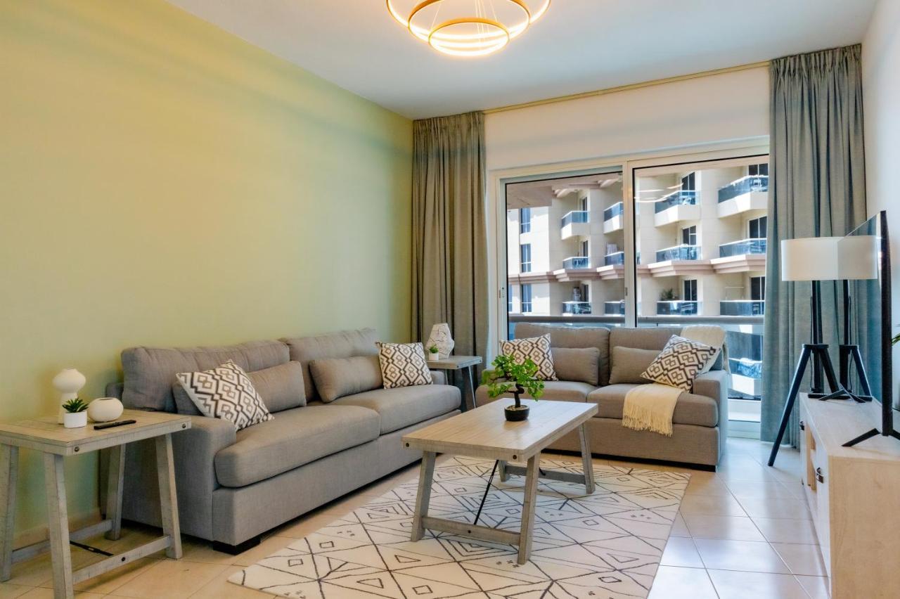 Stunning 2 Bedroom Overlooking Lake *