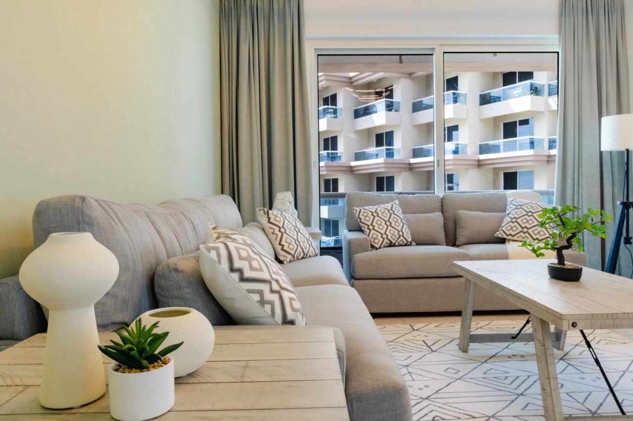Stunning 2 Bedroom Overlooking Lake Apartment *