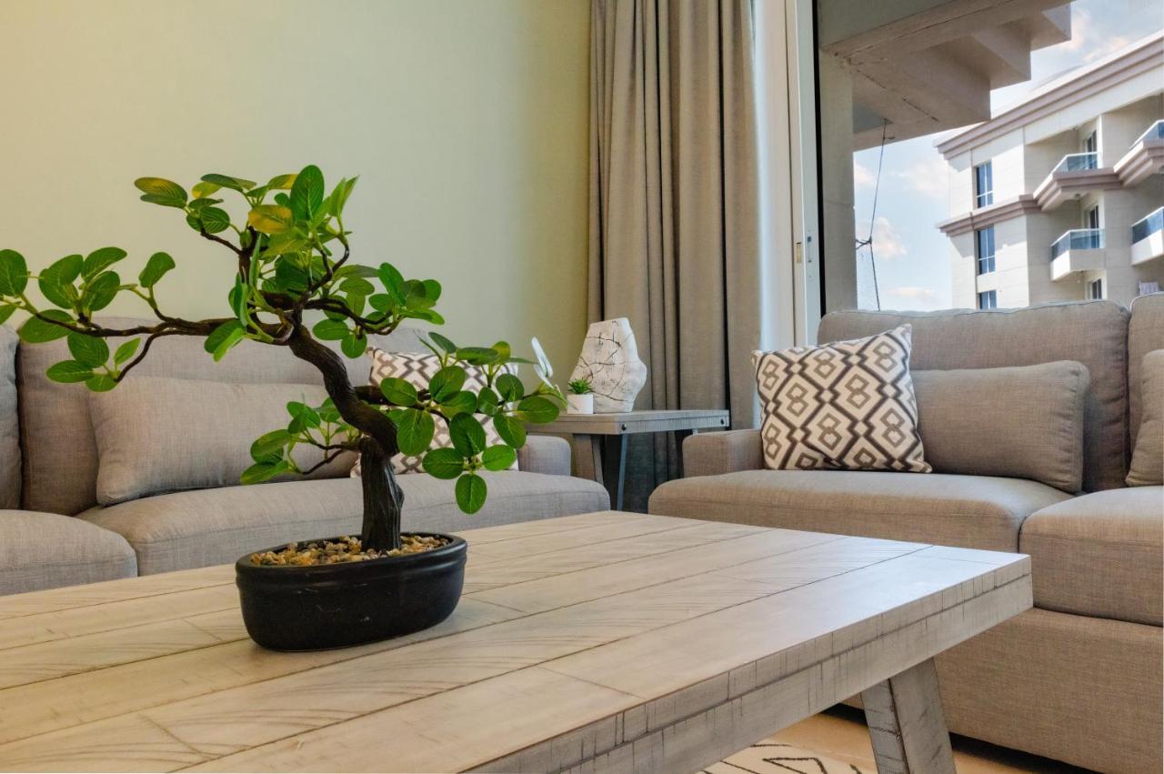 Stunning 2 Bedroom Overlooking Lake Dubai
