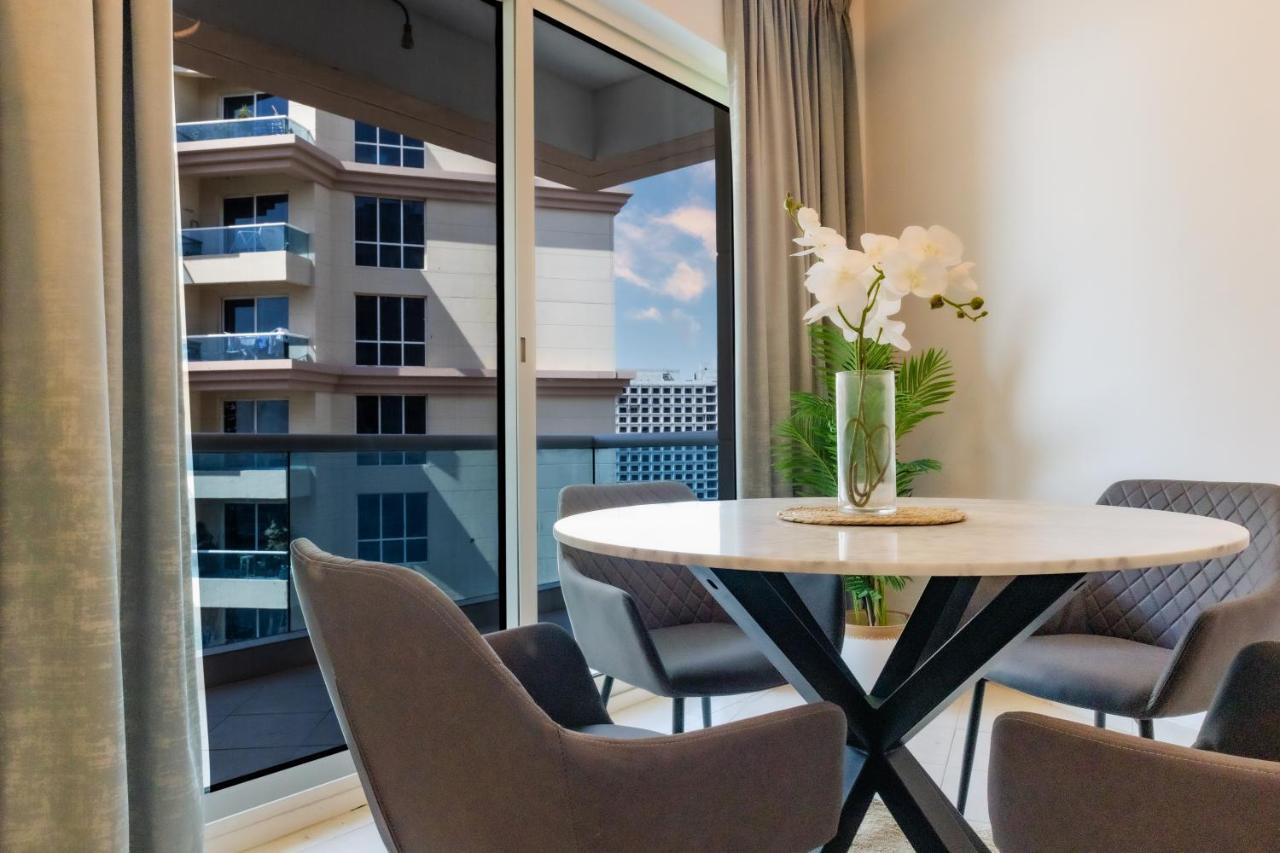 Stunning 2 Bedroom Overlooking Lake