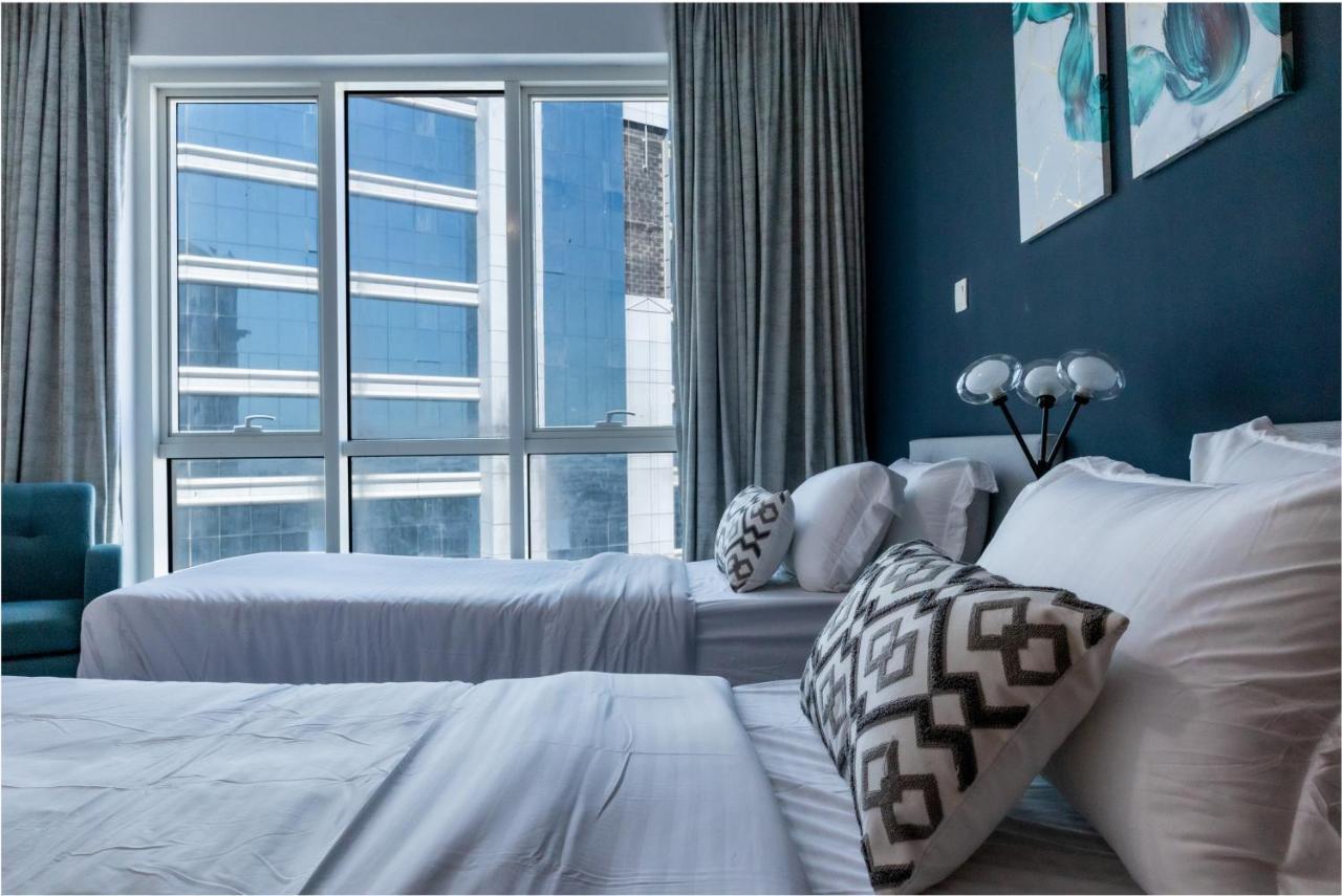 Stunning 2 Bedroom Overlooking Lake Apartment Dubai