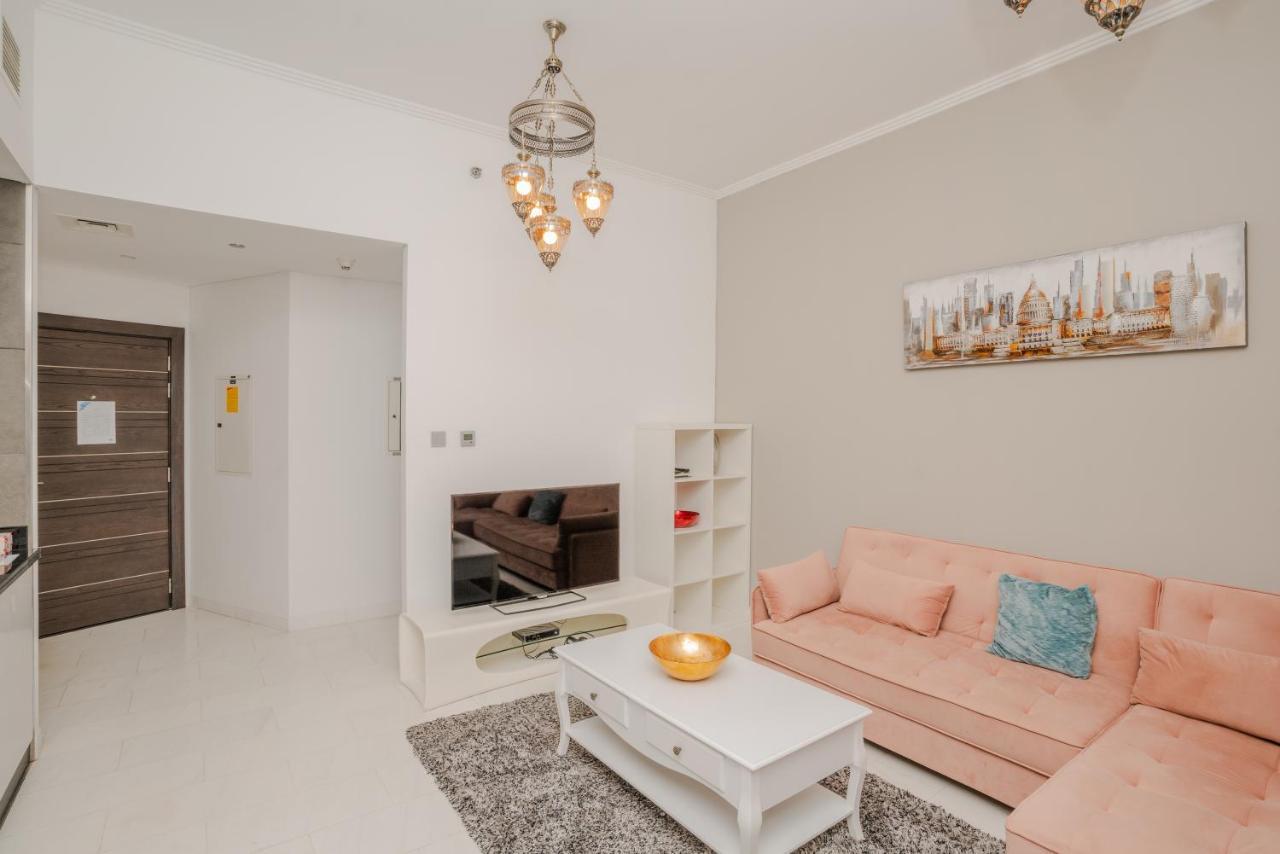 Large 2 Bedroom, Pool And Gym Access, Cayan Tower Apartment *