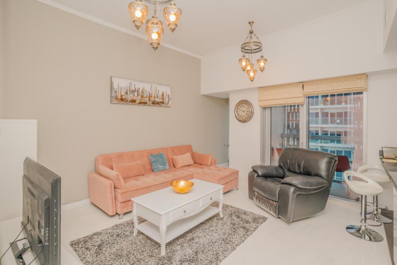 Large 2 Bedroom, Pool And Gym Access, Cayan Tower Apartment