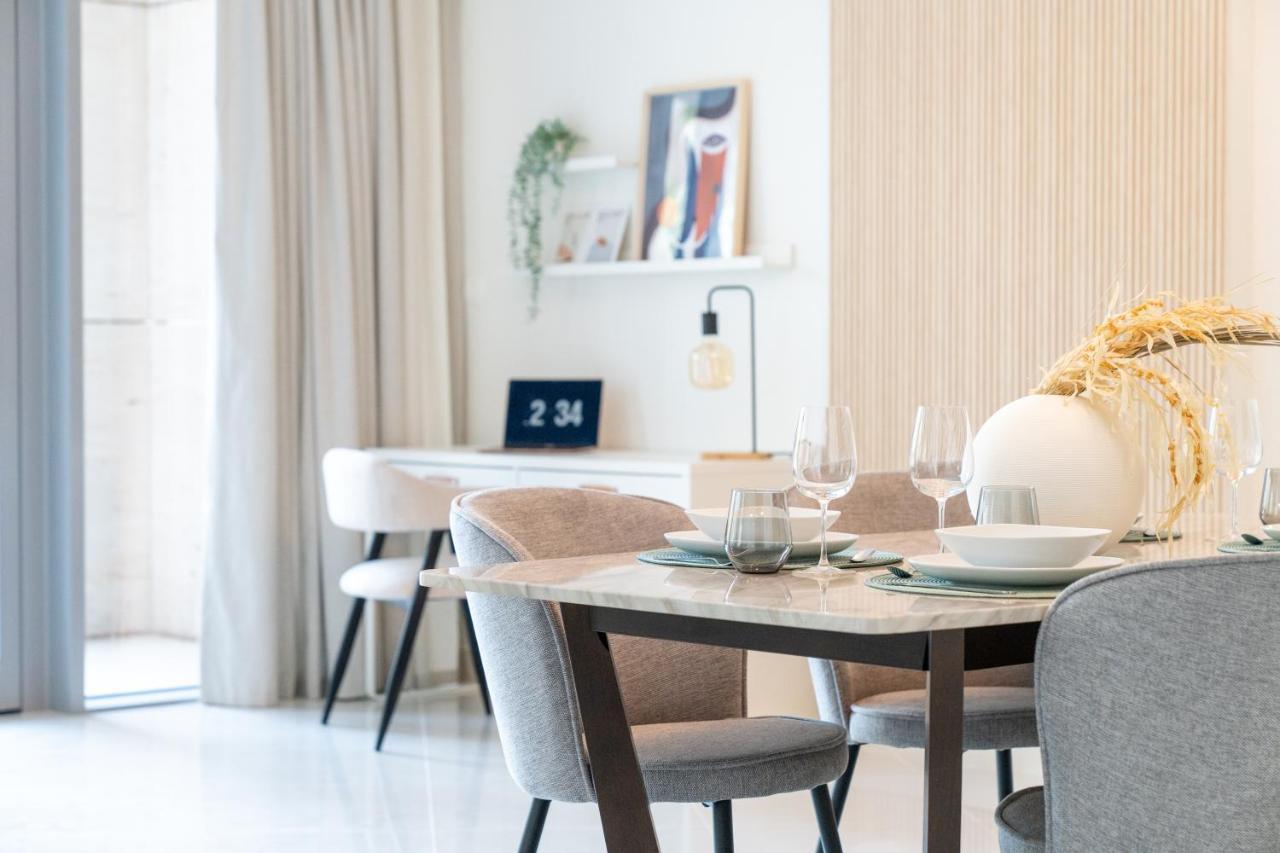 Higuests - Elegant With Terrace Minutes From Burj Khalifa Apartment *