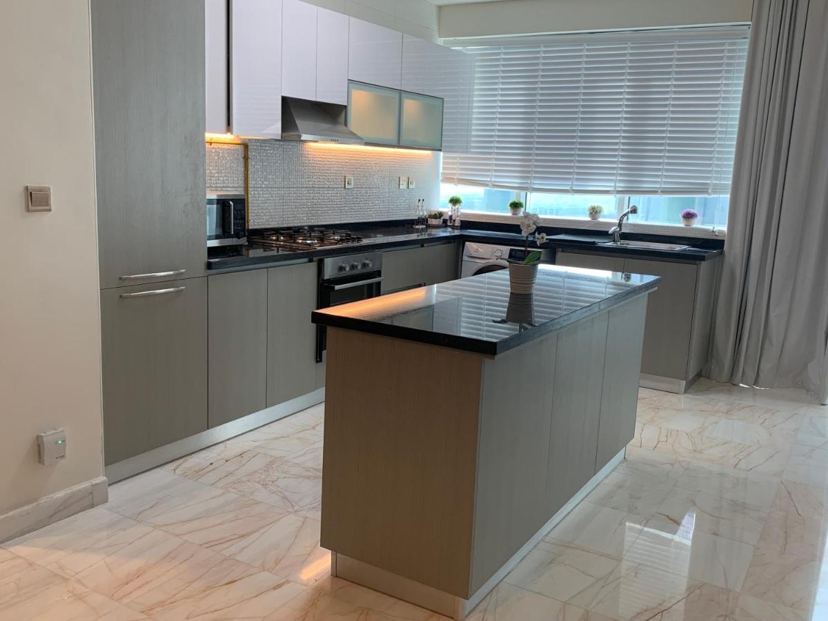 Beautiful 2 Bedroom High Floor Bays