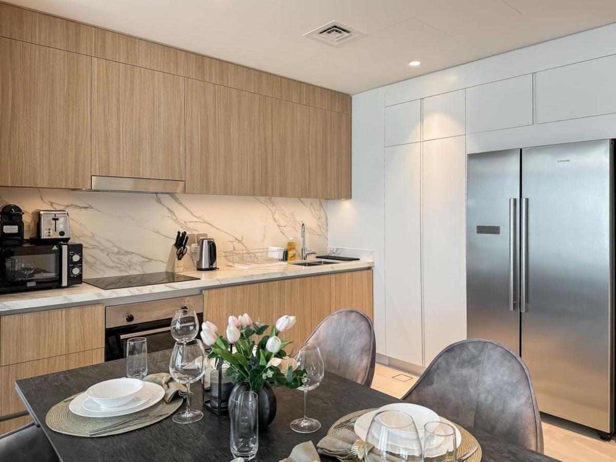 Apartment Luton Vacation Homes: Beachfront With Sea View *