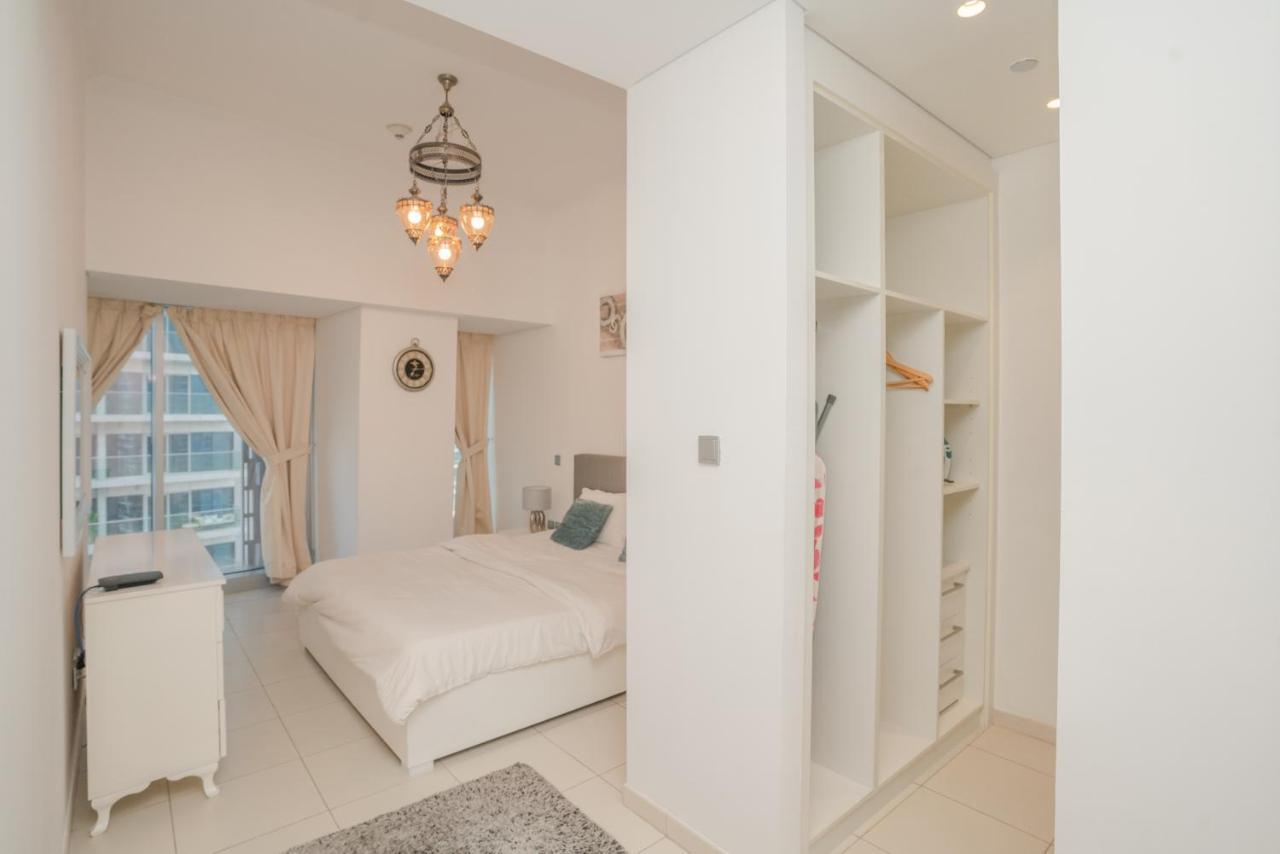 Apartment Large 2 Bedroom, Pool And Gym Access, Cayan Tower *