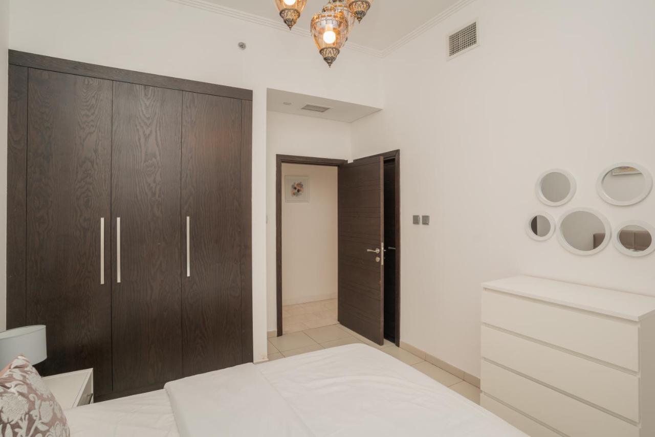 Apartment Large 2 Bedroom, Pool And Gym Access, Cayan Tower Dubai