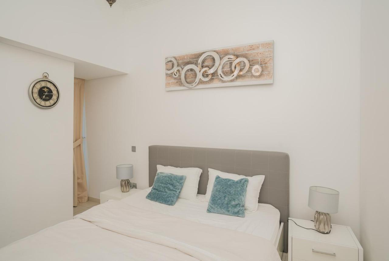 Large 2 Bedroom, Pool And Gym Access, Cayan Tower Apartment