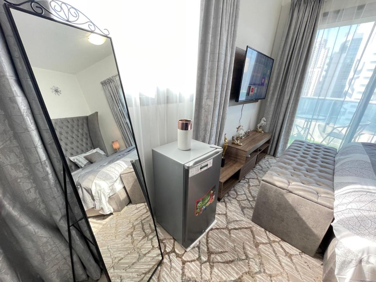 Homestay Luxury With Marina View Close To Jbr And Metro With Shared Kitchen *