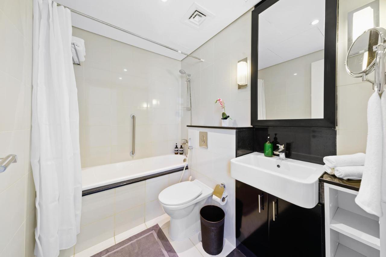 Apartment Homey 2br Damac Maison Cour Jardin, Business Bay *