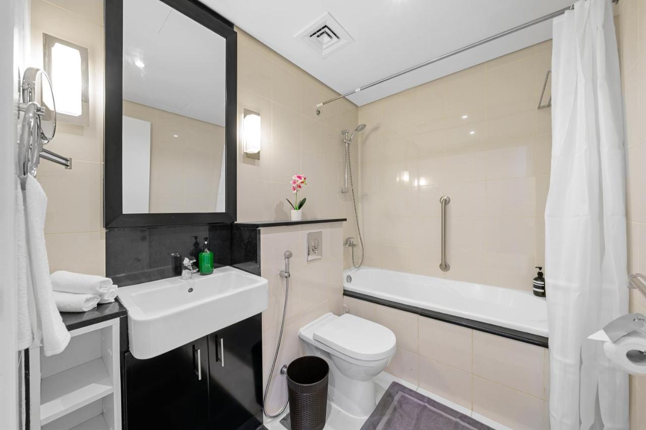 Homey 2br Damac Maison Cour Jardin, Business Bay * Dubai