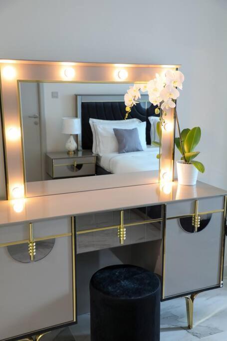 Deal!!! Brand New 1 Bed In The Heart Of Marina Apartment *