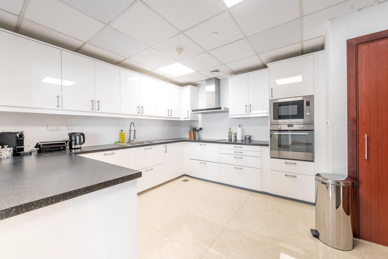 Deluxe Retreat In Jbr - Million Dollar View - Balcony Dubai