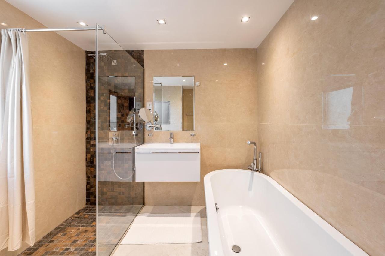 Deluxe Retreat In Jbr - Million Dollar View - Balcony *