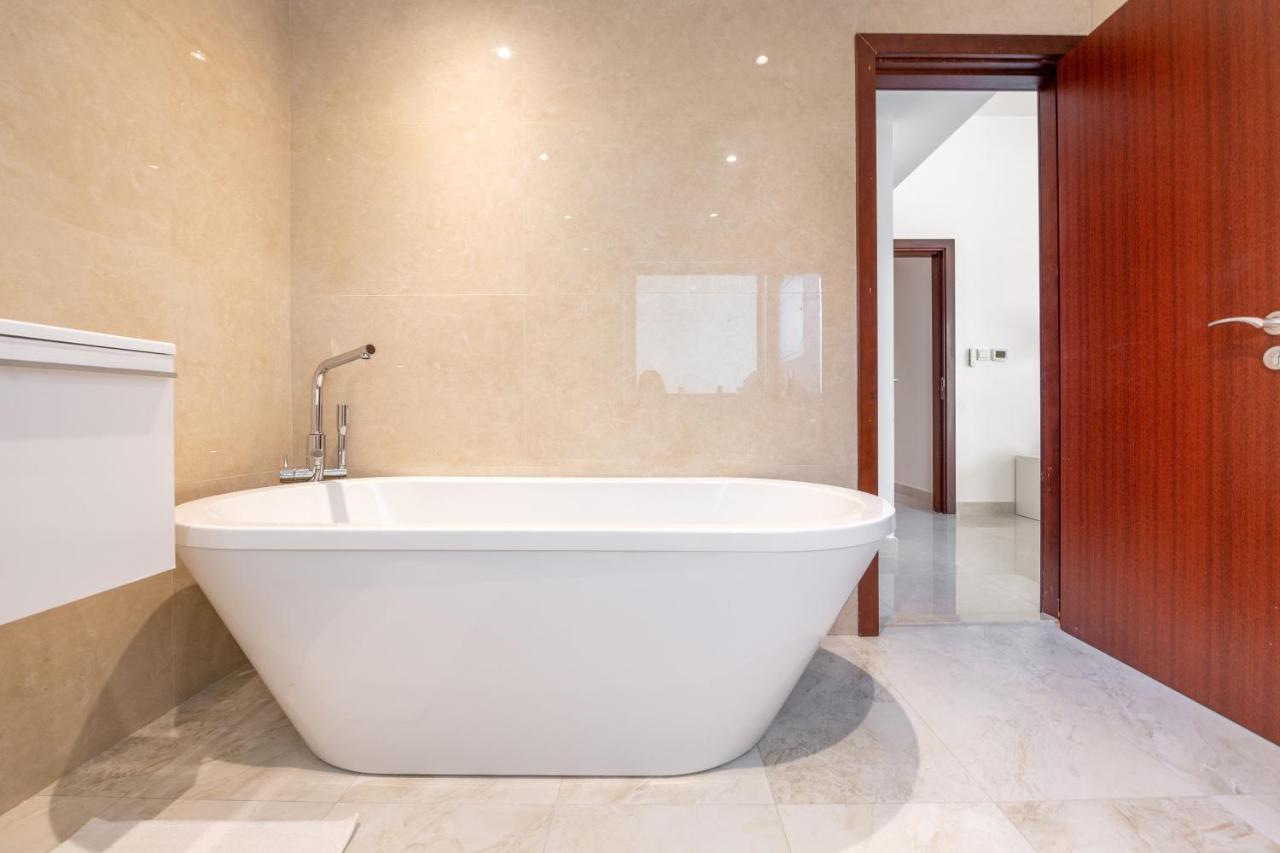 Deluxe Retreat In Jbr - Million Dollar View - Balcony Apartment