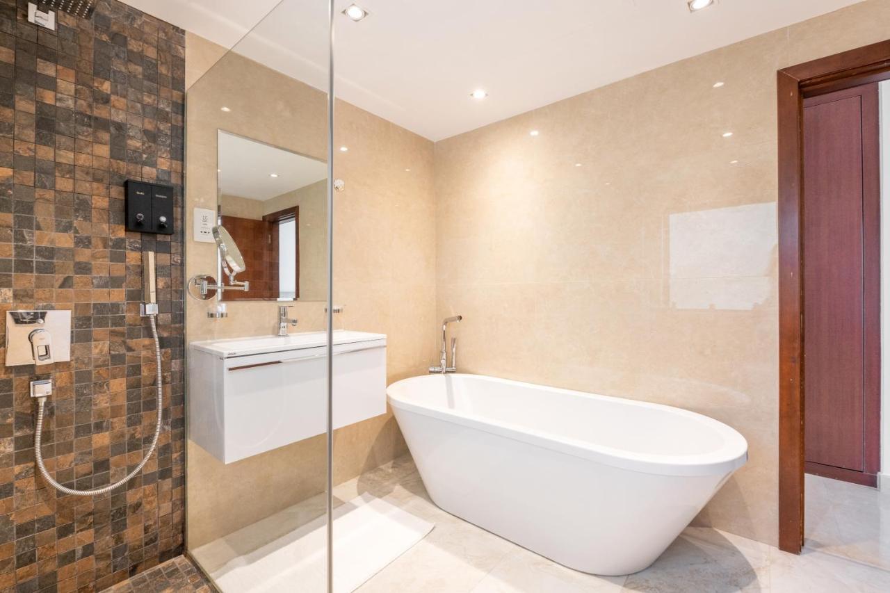 Deluxe Retreat In Jbr - Million Dollar View - Balcony Apartment