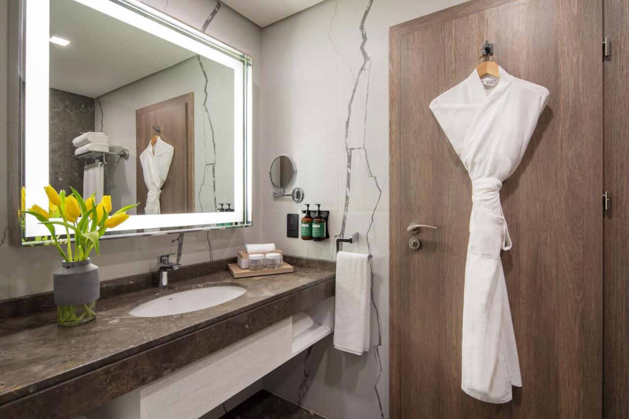Voco The Palm By Ihg Hotel Dubai
