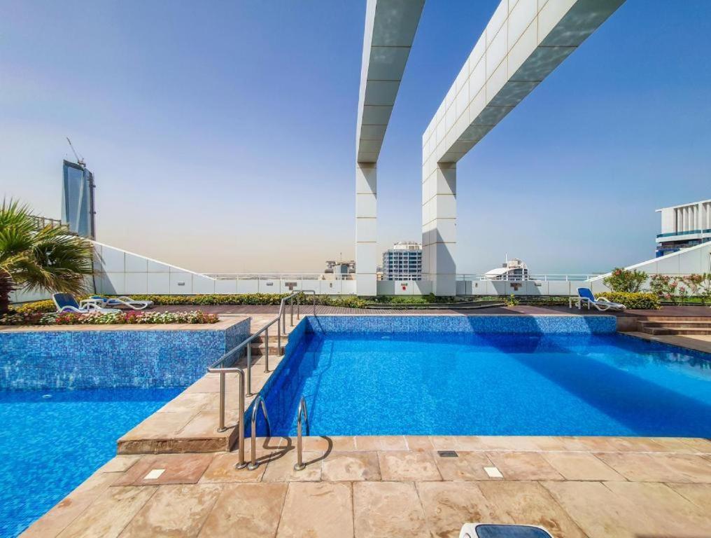 Luxury Escapes - Cozy With Balcony Near Metro - Goldcrest 2 Jlt