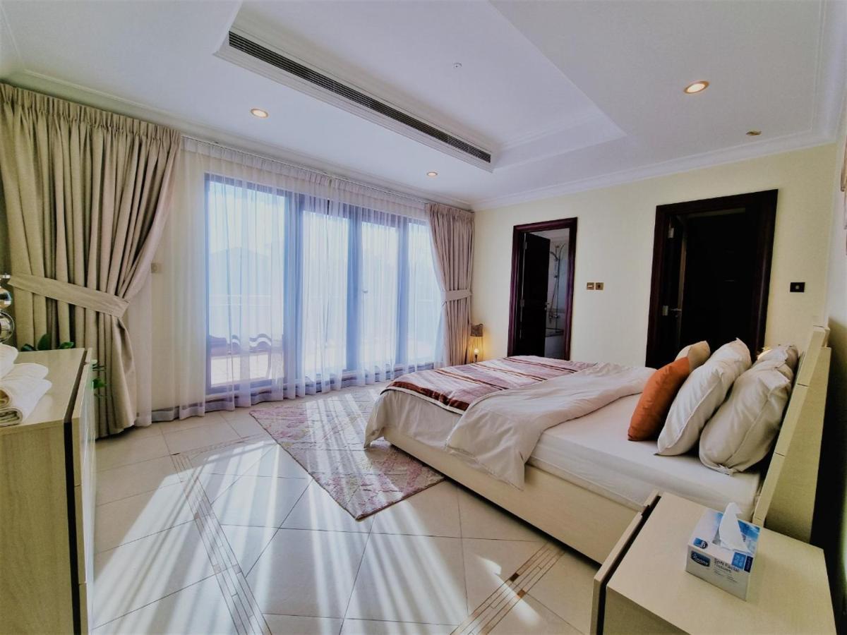 Palm Jumeirah Stunning 4bhk Villa Dubai