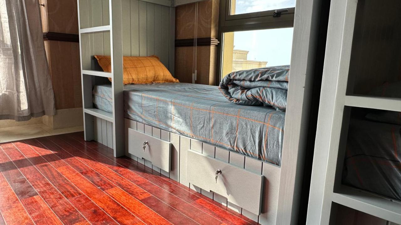 Neyar Beach Vibes - The Penthouse Hostel Dubai