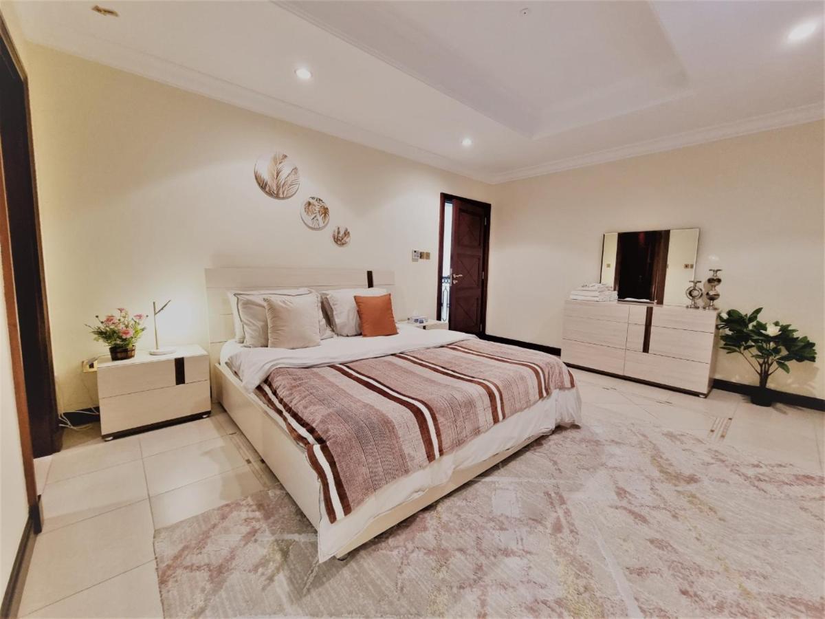 Palm Jumeirah Stunning 4bhk Villa Dubai