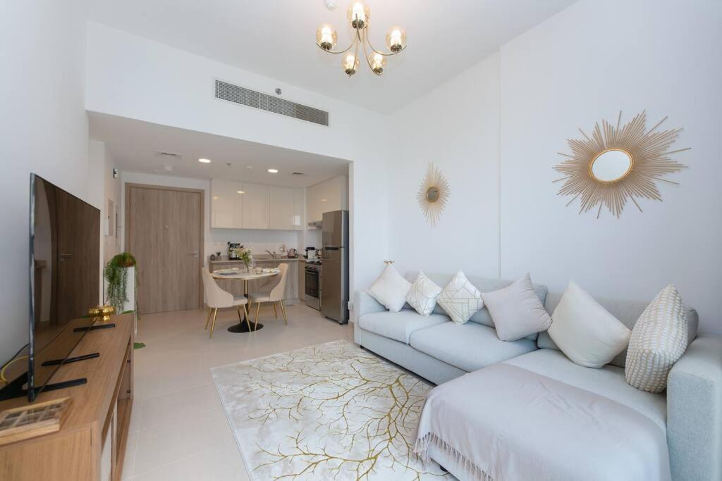 Brand New 1br With A Pool, Gym & Games Area Dubai