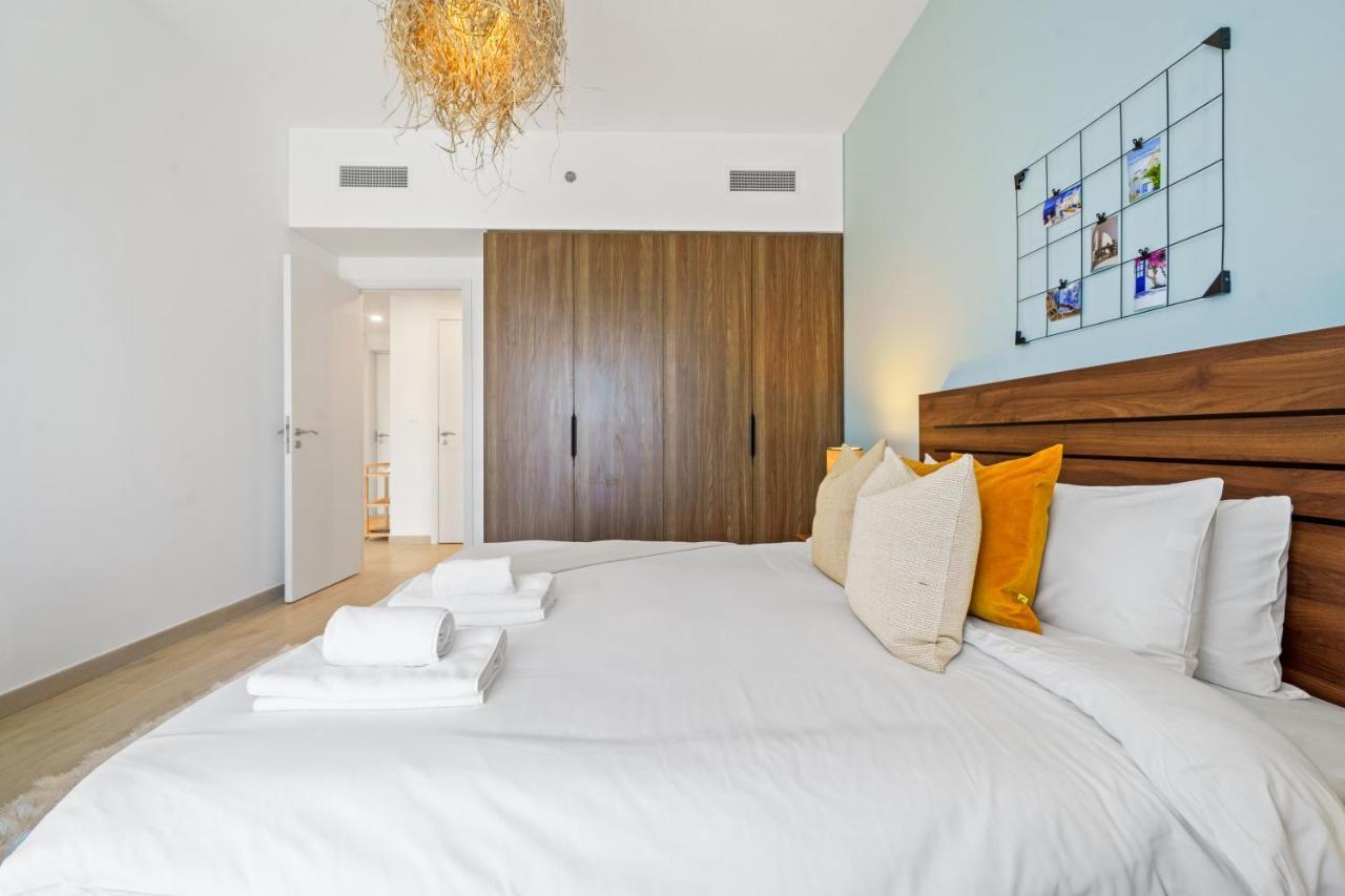 Iconic Views With Balcony Close To The Apartment Dubai