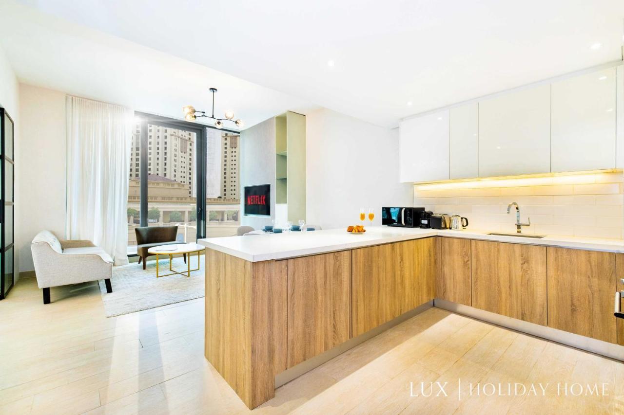 Lux - Contemporary In The Marina