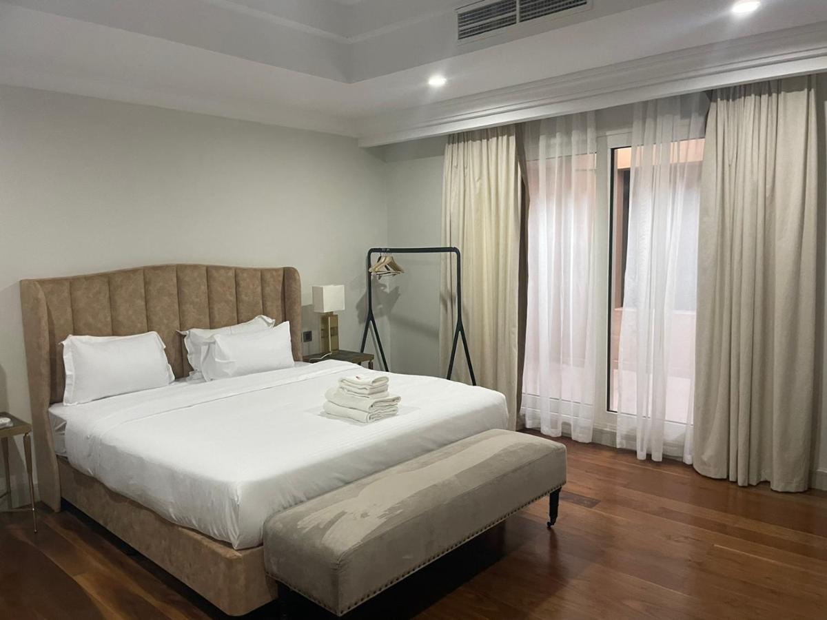 Rare Gem - 5 Bhk Taj Grandeur, Palm Jumeirah Villa