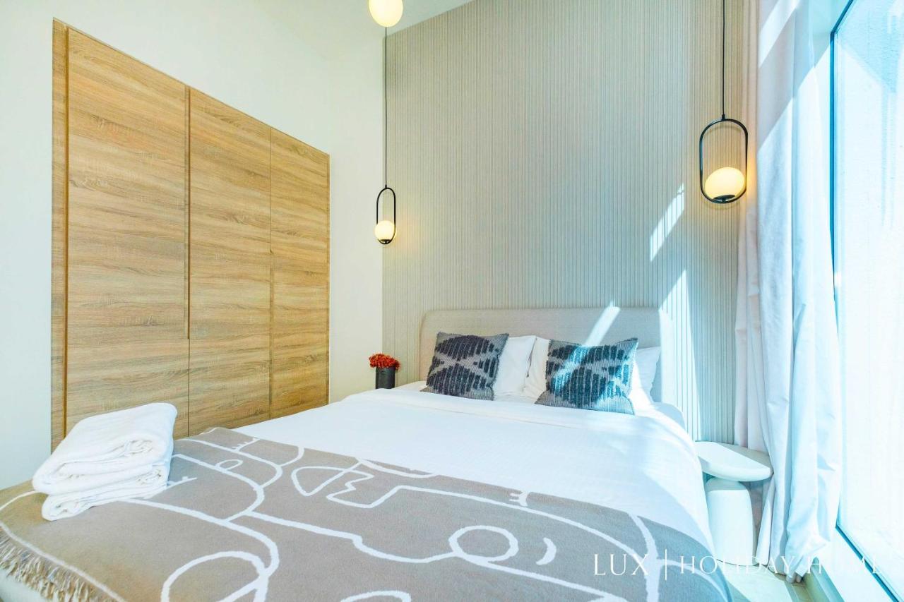 Lux The Modern Marina 2 Bed Daire