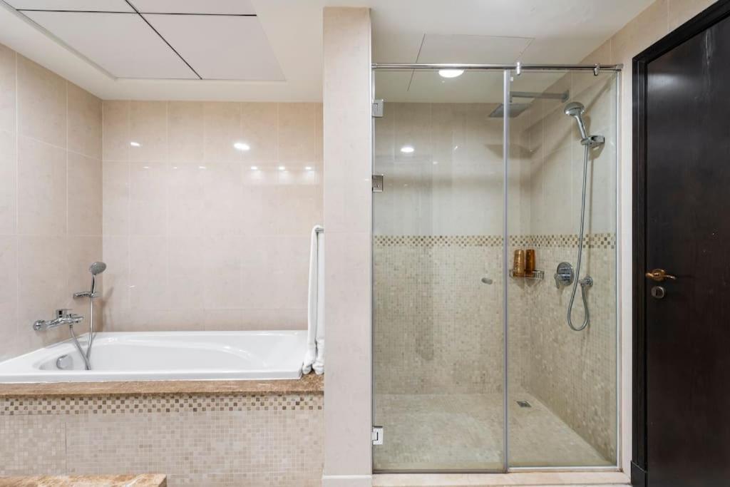 Balqis Residense Palm Jumeirah,pool, Beach, Floor, Full Sea View, Restaurants Daire