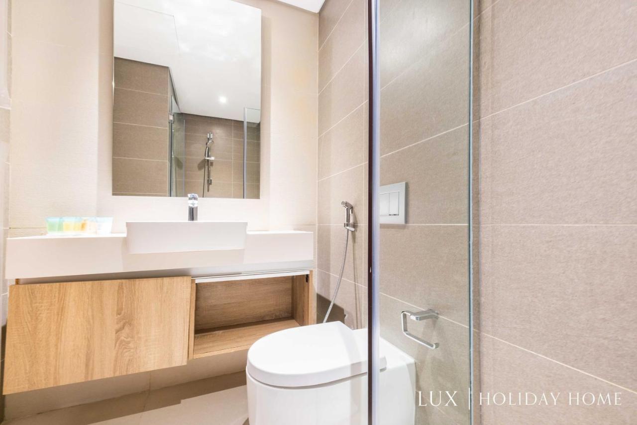 Lux - Contemporary In The Marina