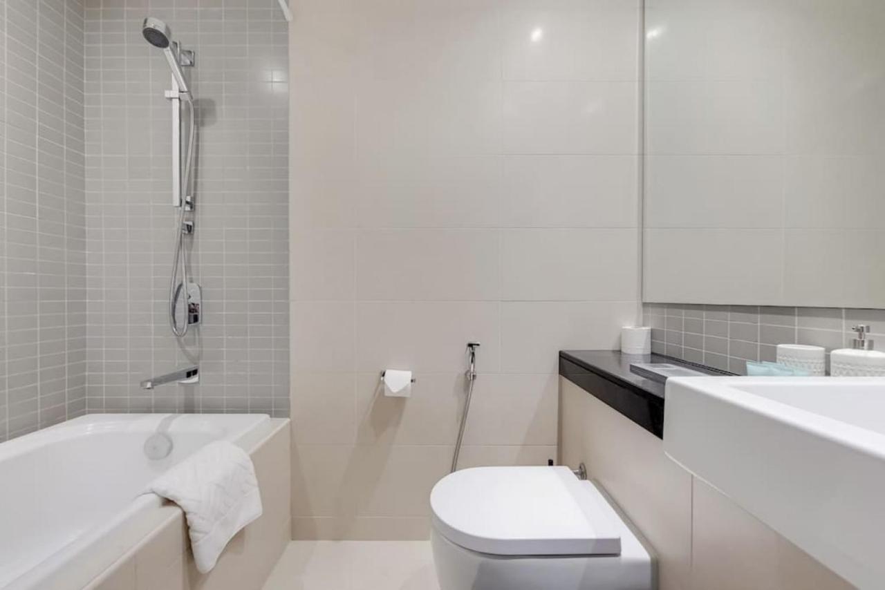 Apartment Silverene Tower B, Marina - Vibrant Two Bedroom Dubai
