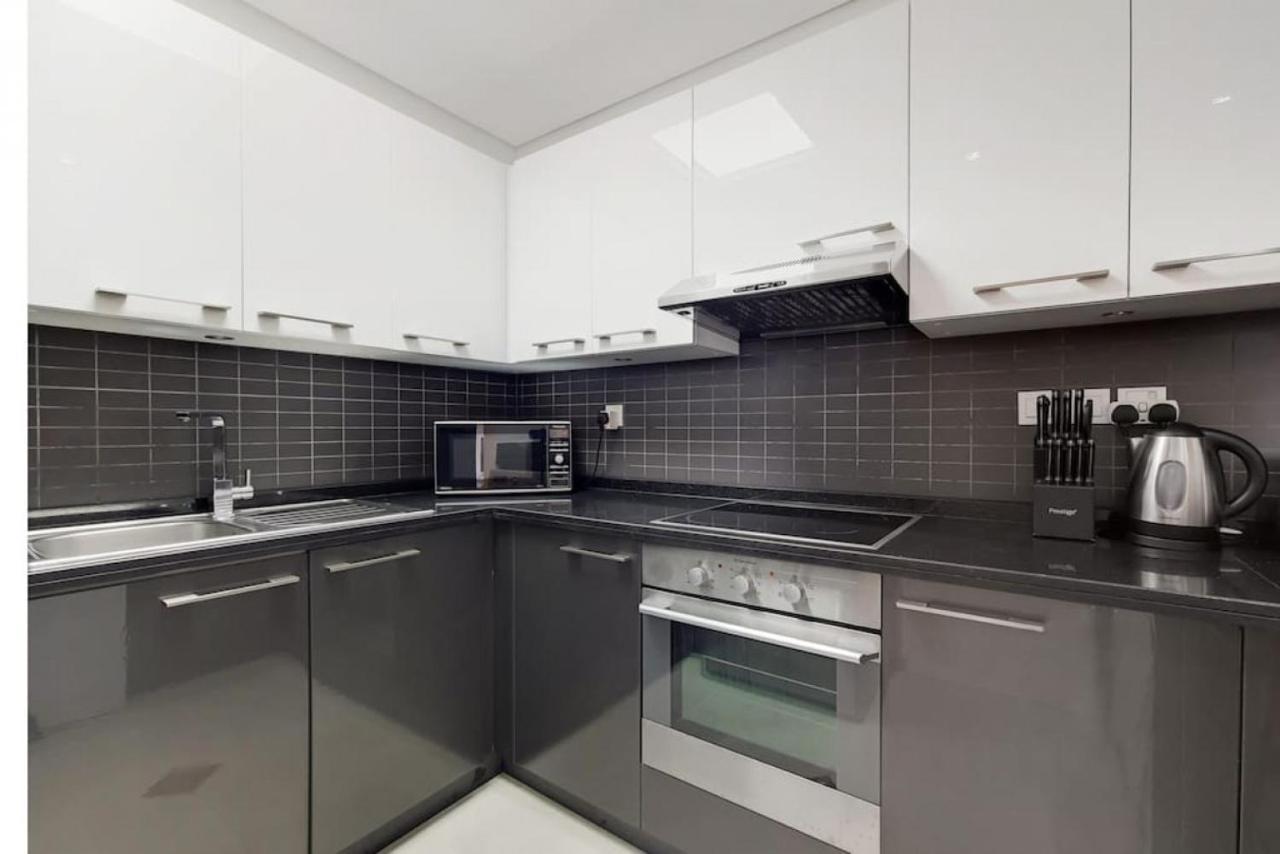Apartment Silverene Tower B, Marina - Vibrant Two Bedroom Dubai