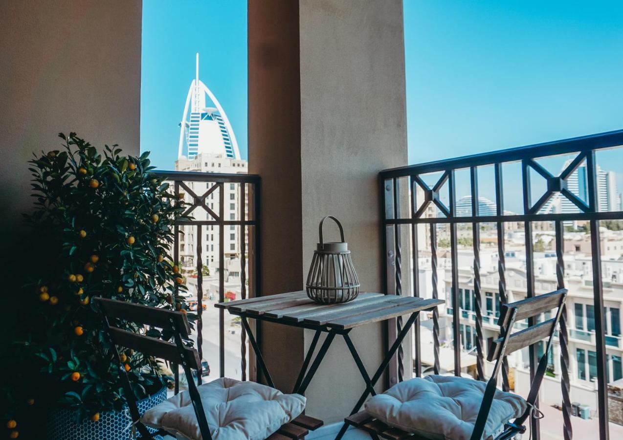 Iconic Views With Balcony Close To The Apartment Dubai