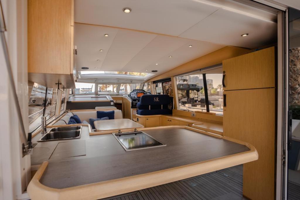 Yacht Experience - Stella Romana Botel Dubai