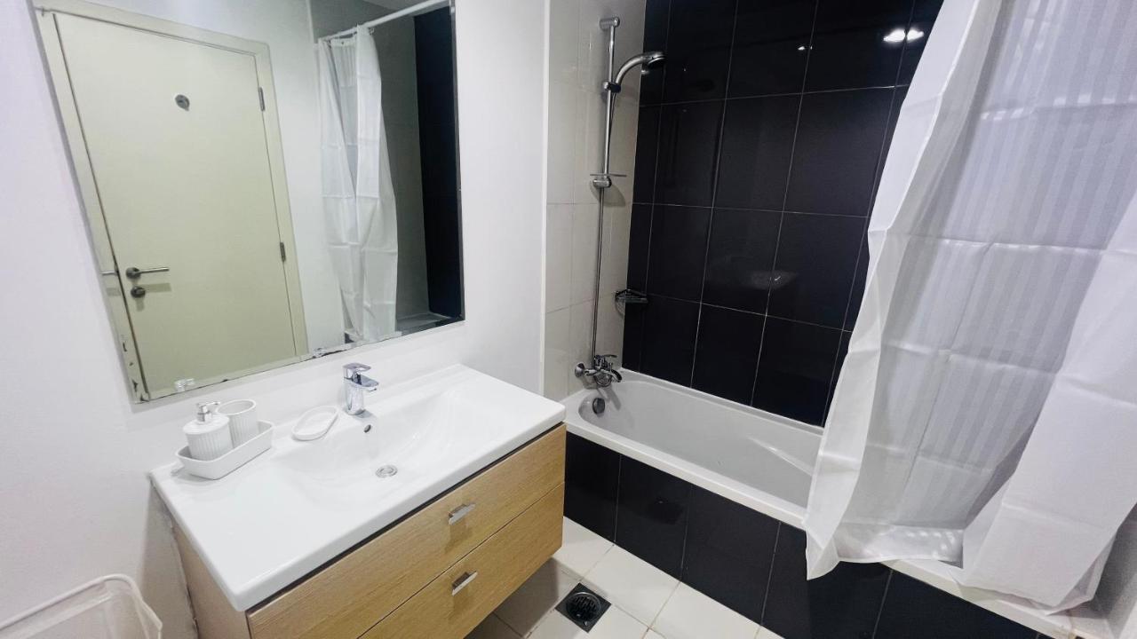 Newly Furnished Bright And Cozy - Damac Hills * Dubai